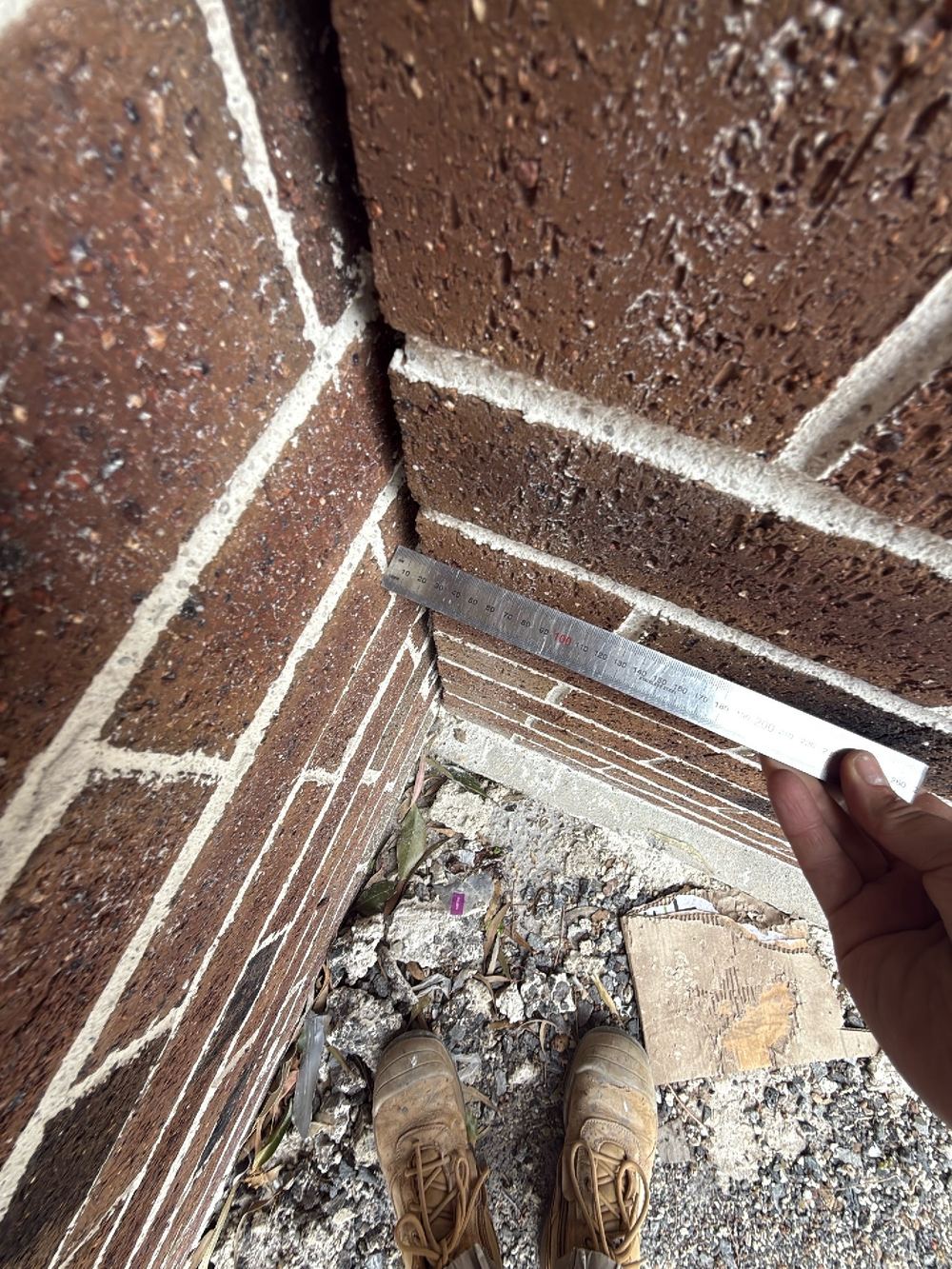 Articulation joints uneven in width and position along the wall, found during a defect investigation inspection in Reservoir